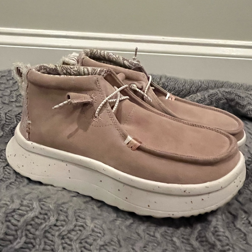 HEY DUDE Wendy Peak Hi Suede Blush 9 - Cushy High-Top Loafer